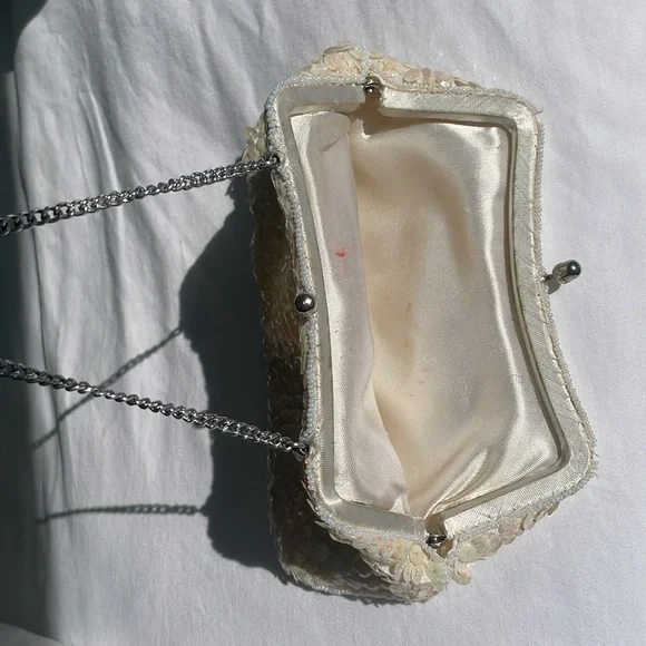 Vintage Cream Sequin Purse with Beaded Flower Motif - Picture 3 of 5